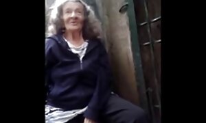 Condividi belle zoccole mature con i tuoi amici maligni