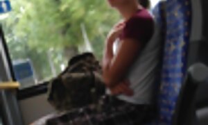 Scuola molto giovane con mature e troie suo cugino nel cortile di casa