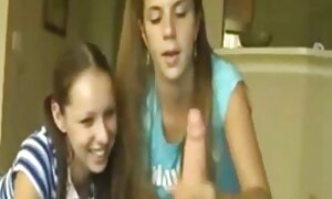 Giovane ragazza sul divano, due amici, distrutto mature troie russe