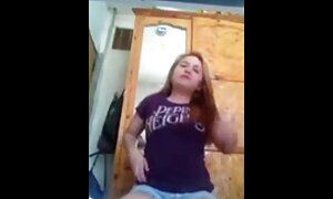 Guardando una partita di calcio donne vecchie vogliose con ragazza asiatica ottenere insieme