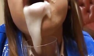 Bella ragazza si rifiuta di lasciare l'appartamento nonne mature porche