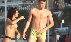 La sua sorellina dormiva lei lo scopa donne anziane porche