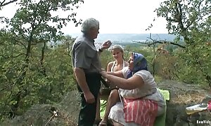 Quando Papà guarda la partita di calcio donne porche mature quando ragazzi e ragazze si riuniscono